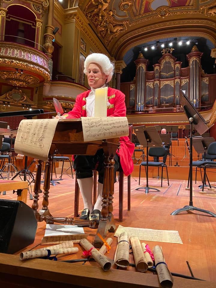 Marion Fontana en costume de Mozart sur la scène du Victoria Hall
