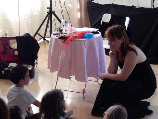 Les enfants participent au spectacle